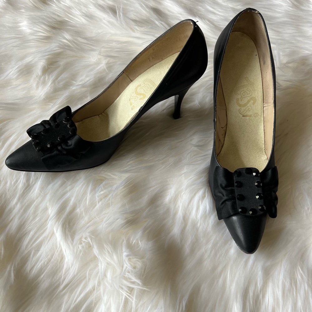 Vintage Tassi leather pumps with bow and rhinestones size 7 1/2 narrow